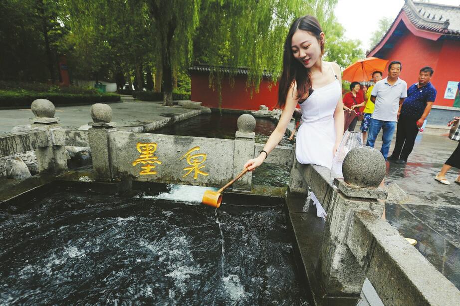 趵突腾空处 荡舟舀清泉 十大泉群取水昨日宣告完成