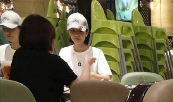 网友偶遇高圆圆素颜用餐 与婆婆一同现身疑似探班赵又廷