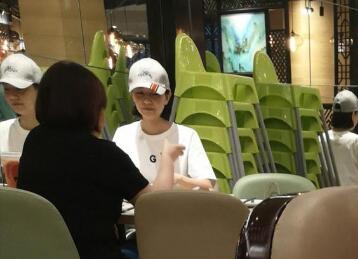 清新脱俗!网友偶遇高圆圆 陪婆婆用餐是孝顺媳妇