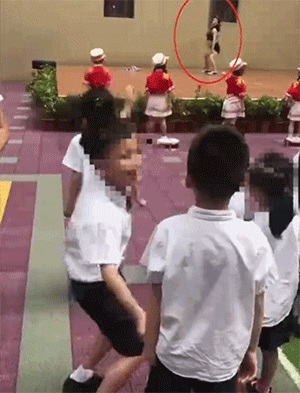 画面辣眼睛！表演钢管舞遭免职 这家幼儿园脑洞简直太大了