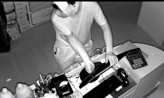 有味道的行窃?小偷套内裤行窃 这小偷也是拼了为了钱尊严都不要