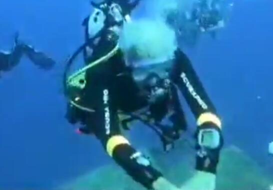 高手在民间?老人潜水创纪录 95岁高龄