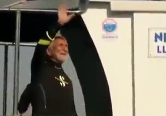 高手在民间?老人潜水创纪录 95岁高龄