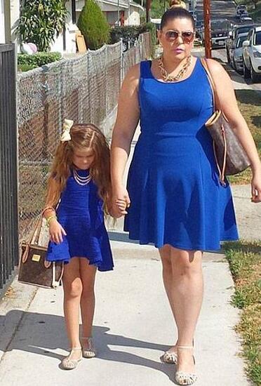 美化妆师花数千美元与十岁女儿穿姊妹装 吸粉无数