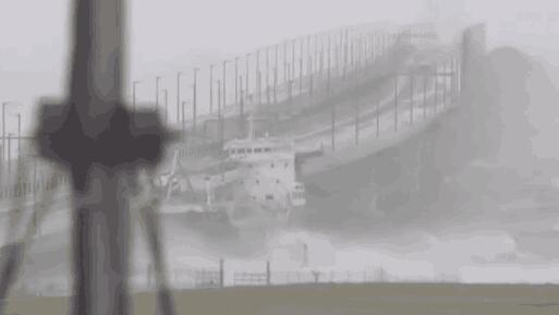 25年最强台风登陆日本 大阪关西机场被淹 如灾难片现场