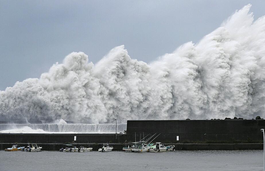 25年来最强台风登陆日本:浪高达到12米 机场被