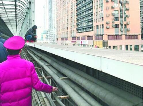 博眼球无下限?扬言跳轨被判刑 事件致轻轨停运40多分钟30万乘客滞留