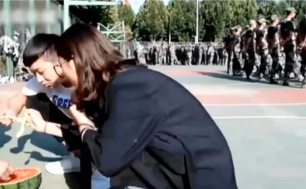 苍天饶过谁?吃西瓜诱惑军训生悲剧了 史上最惨吃瓜群众具体怎么回事?