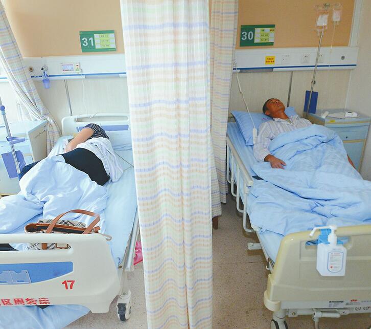 7日,在千佛山医院,孩子的父母在同一间病房内治疗.