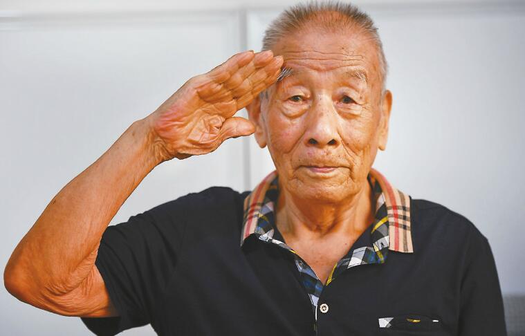 89岁老兵孙世芳：身体里沉默70年 那块弹片近来痛了