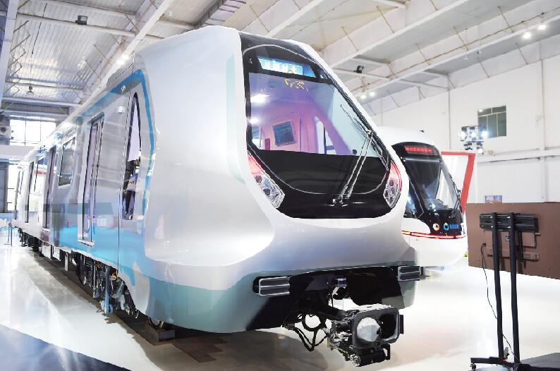 长客两款新列车首度亮相