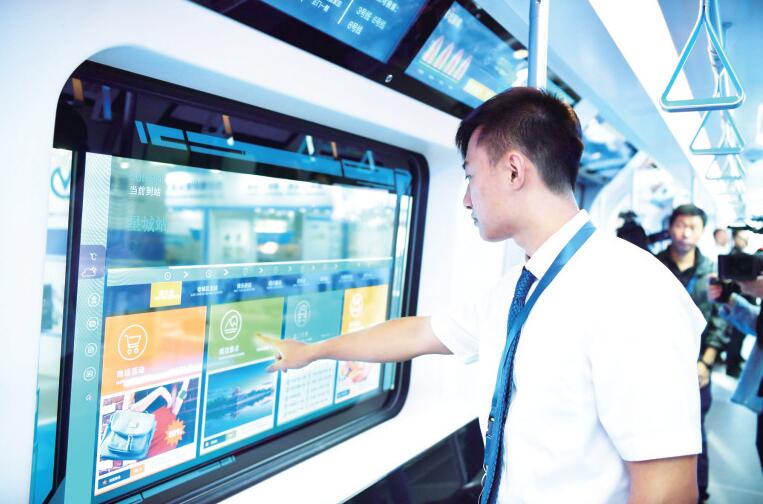 长客两款新列车首度亮相