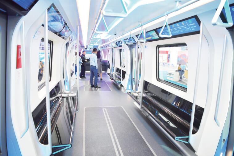 长客两款新列车首度亮相