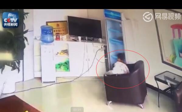 让人拍手叫绝!男孩教科书式避险 这一连串的动作简直帅呆了!