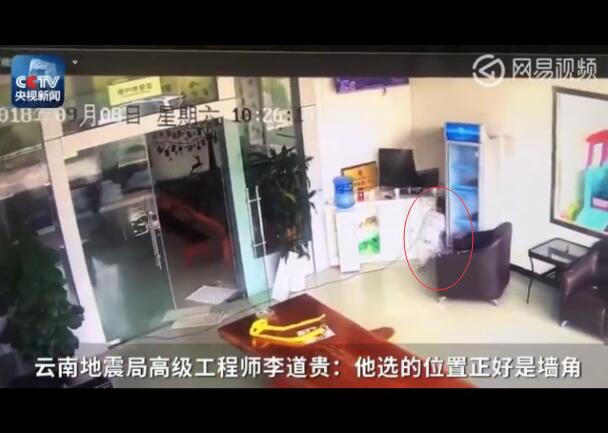 让人拍手叫绝!男孩教科书式避险 这一连串的动作简直帅呆了!