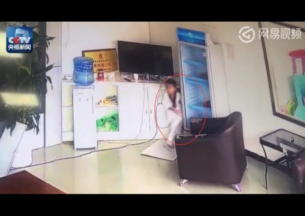 让人拍手叫绝!男孩教科书式避险 这一连串的动作简直帅呆了!