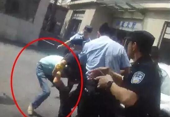 真相细思极恐!制服嫌犯被割喉究竟怎么回事?背后原因及详情毛骨悚然