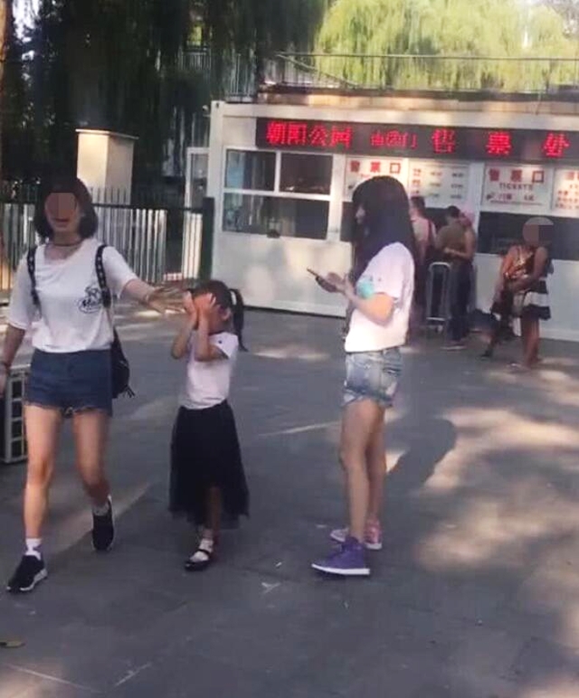 “馨爷”威武!李小璐朋友圈曝光 甜馨小小年纪竟有一副菩萨心肠