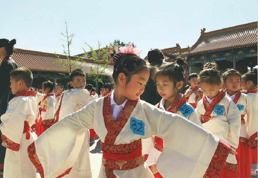 开笔启智吟诵铭志 舜文中学小学部首届开笔礼举行