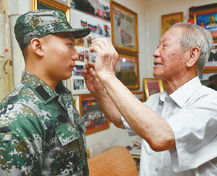 9年“打捞”起702名战友的名字 91岁老兵袁永福把19岁重孙送上沙场