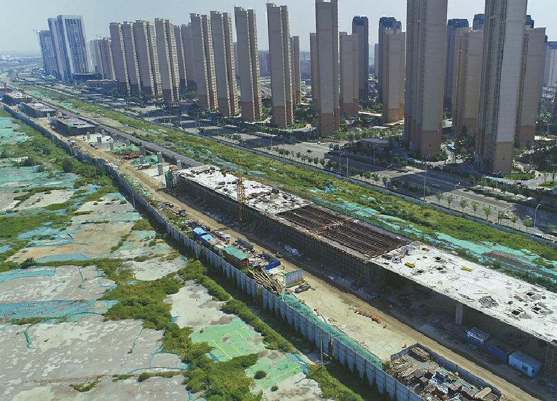 济青高速改扩建：护栏被撞会“卸力” 服务区堪比购物商场