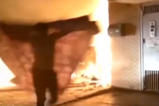 超人不会飞!小伙裹床单进火场 灭火后发现1名老人已不幸丧生