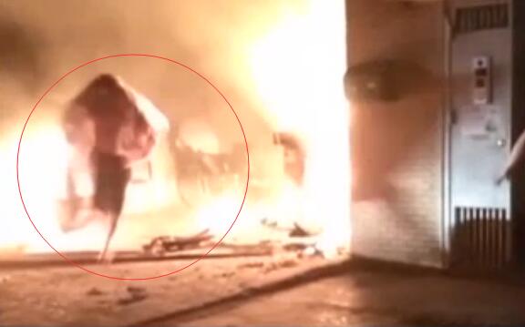 超人不会飞!小伙裹床单进火场 灭火后发现1名老人已不幸丧生