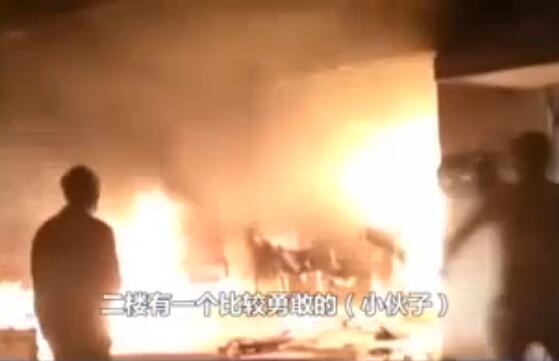 超人不会飞!小伙裹床单进火场 灭火后发现1名老人已不幸丧生