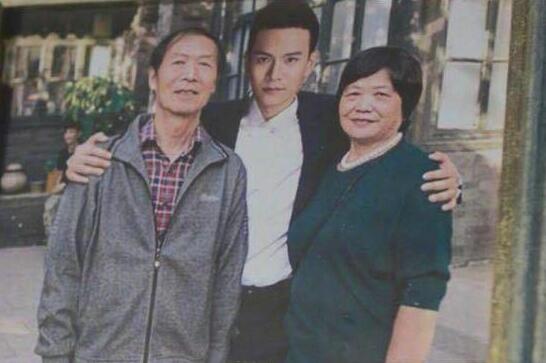 爸妈也能调包?篡改何晟铭全家福 《法医秦明之幸存者》制方称“疏忽了