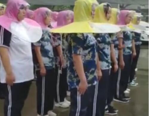 你经历过绝望吗?军训防雨神器 自己哭着求来的雨跪着也要训完