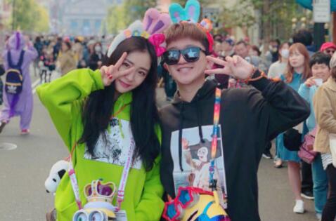 刘恺威不表示？杨幂张大大同游日本 穿“闺蜜装”一起卖萌玩得超high