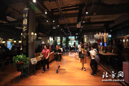 老字号不“啃老”求创新 京津冀鲁媒体旅行社看西青采风团走进天津同仁堂