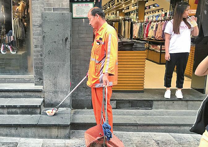 日“吞”百个烟头有些却被忽略 烟头收集神器“上岗”半年效果咋样？