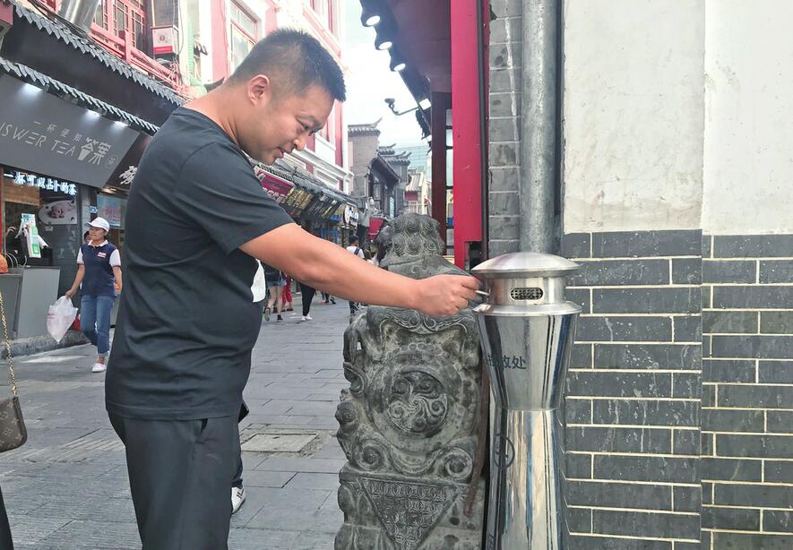 日“吞”百个烟头有些却被忽略 烟头收集神器“上岗”半年效果咋样？