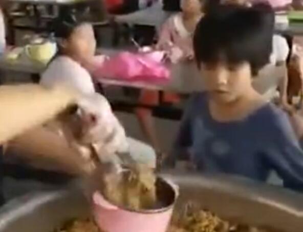 良心不痛吗?营养餐变素面 苗条是干的孩子将面条泡水后才吃下