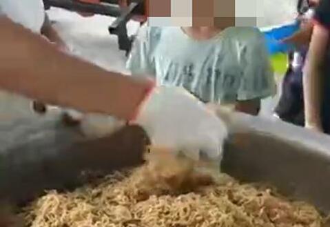 细思极恐！营养餐变素面 水煮土豆萝卜具体怎么回事