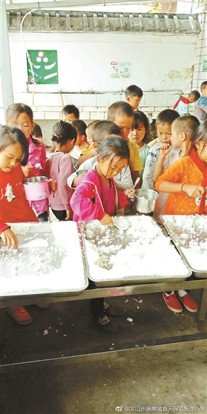 多所乡村小学每天晒学生餐细目获赞 有学校坚持7年