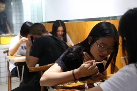 泰安90后烧烤小伙撞脸明星成“网红”