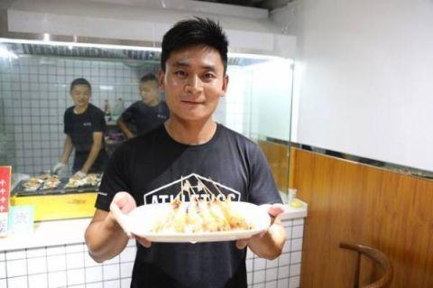 泰安90后烧烤小伙撞脸明星成“网红”