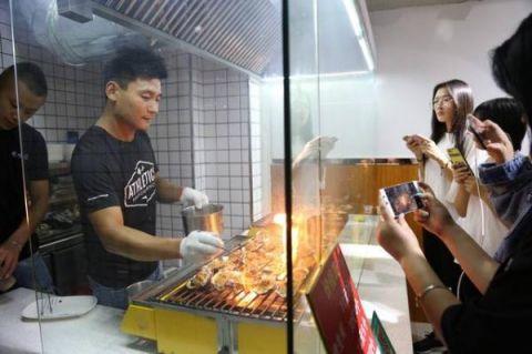 泰安90后烧烤小伙撞脸明星成“网红”