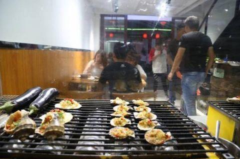 泰安90后烧烤小伙撞脸明星成“网红”