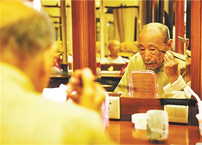 爱玩、会玩、懂生活 人艺“老爷子”朱旭走了