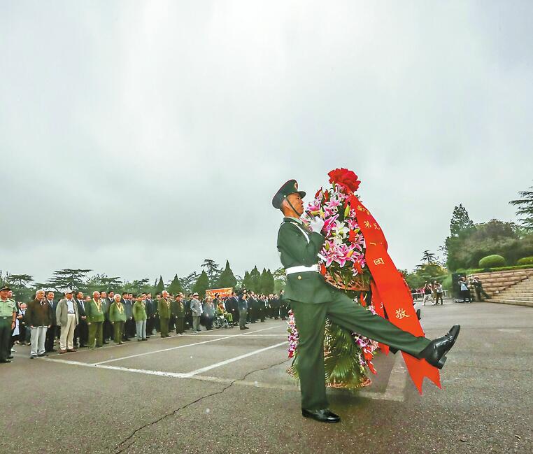 “紀(jì)念偉大勝利 傳承紅色基因”主題教育活動(dòng)及紀(jì)念濟(jì)南解放70周年座談會(huì)昨舉行 做新時(shí)代濟(jì)南戰(zhàn)役精神的堅(jiān)定踐行者 