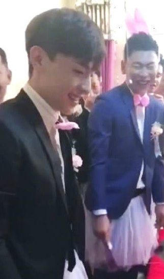 大跌眼镜！邓伦当伴郎穿粉红色裙子 明星当伴郎遭恶搞
