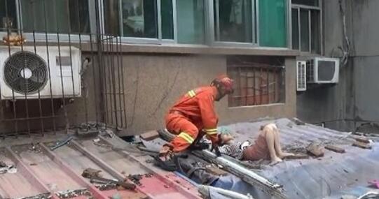 惊险！济南一女子不慎从4楼坠落 消防紧急救援