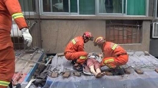 惊险！济南一女子不慎从4楼坠落 消防紧急救援