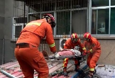 惊险！济南一女子不慎从4楼坠落 消防紧急救援