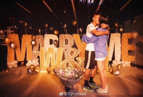 好事将近?韦世豪求婚成功 相恋4年女友肤白貌美身材傲人青春气息十足