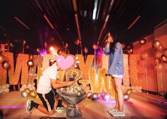 好事将近?韦世豪求婚成功 相恋4年女友肤白貌美身材傲人青春气息十足