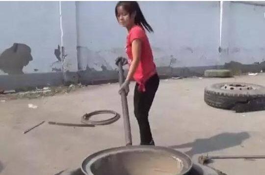 轮胎妹火了!徒手扒轮胎成网红 88斤妹子轻松扒掉百斤轮胎